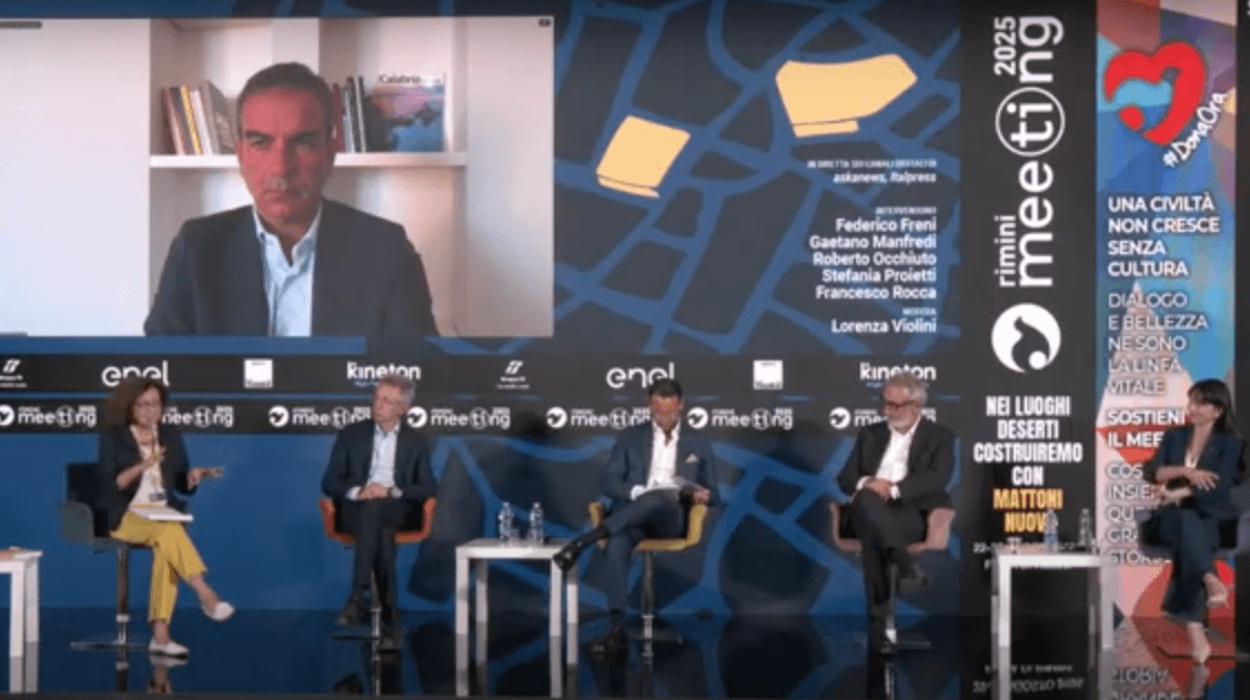 Autonomie tussen coördinatie en territorium, een discussie op de bijeenkomst in Rimini