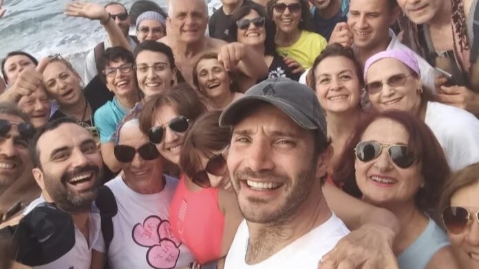 Fim de semana relaxante e afetuoso para Stefano De Martino. “Repleto” de fãs para o anfitrião