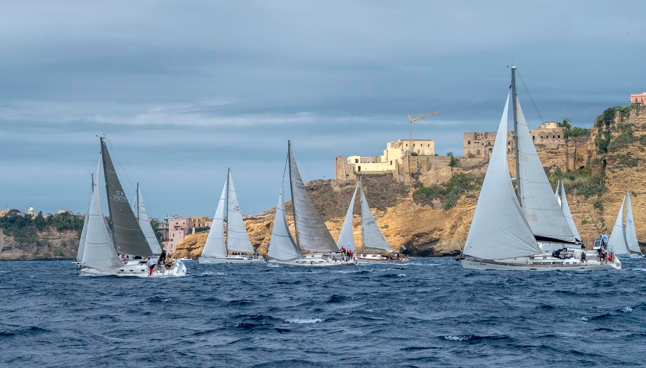 Procida VELA Kupası 2025: Spor, deniz ve geleneğin görkemli yelken şöleni. Organizasyon ekibi tüm hızıyla devam ediyor.