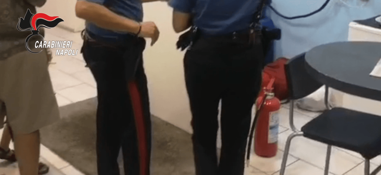 Ischia: Carabinieri treden hard op tegen illegale B&B's: 12 rapporten ingediend en negen huizen omgevormd tot spookhuizen.