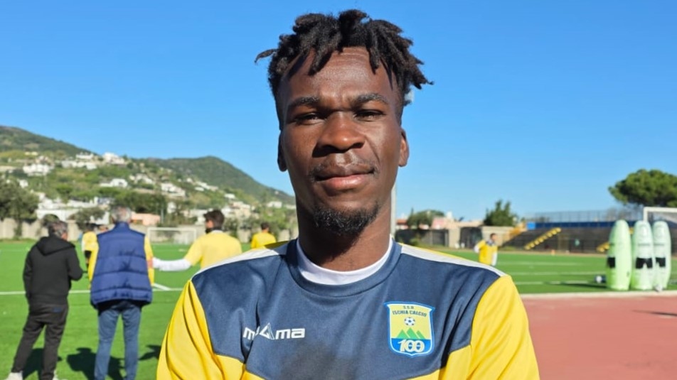 Ischia, işte Mamadou Koné. Siciliano, Vuolo ve Romano birbirlerini "selamlıyor".