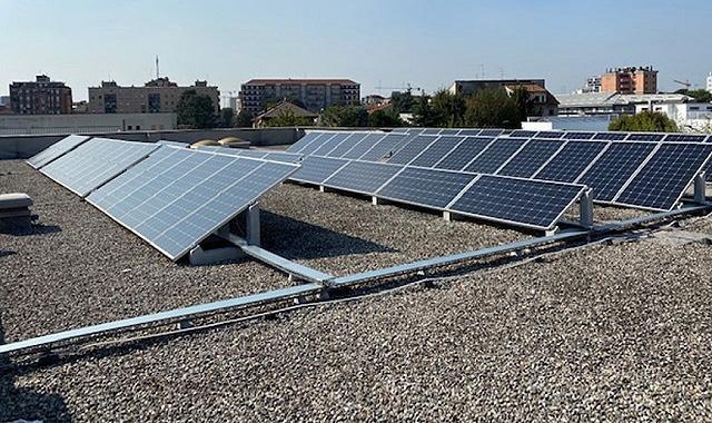 Painéis solares nos telhados das estações de correios de Aviano, Sequals, Mereto e Ragogna