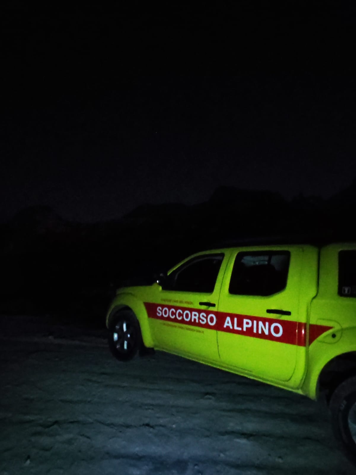 Lichtsignalen op de Canin, reddingswerkers in actie, maar het was een speleologisch kamp