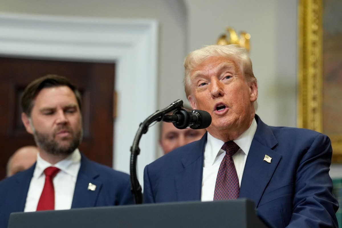 PLICHTEN, STRATEGIE OF WAANZIN/ Trumps politieke wapen omringt de VS met 'vijanden' en maakt Amerikanen niet rijk