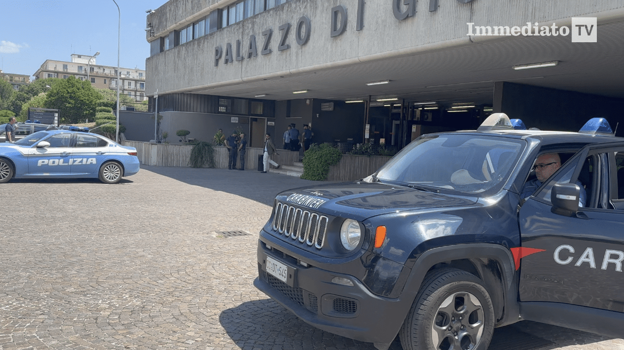 Foggia, gevangene probeert te ontsnappen uit het gerechtsgebouw: drie gevangenisbewakers gewond