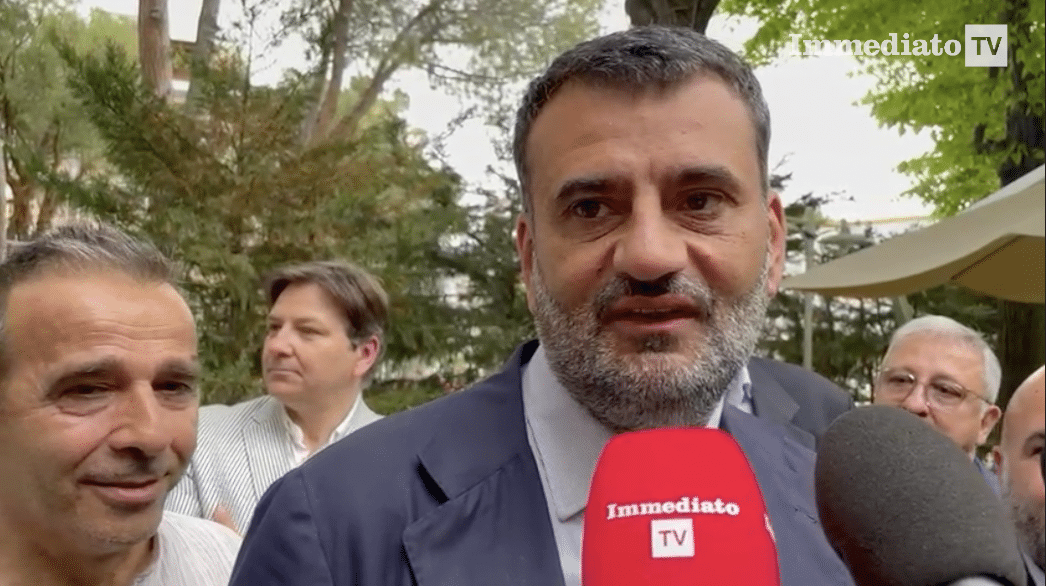 Schlein aplaude-o, Taranto acolhe-o: mas a hipótese do terceiro mandato empurra Decaro para um passo atrás