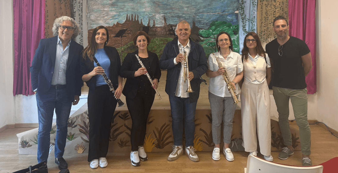 Rocchetta reconstrueert de muziekband: instrumenten gedoneerd aan de kinderen