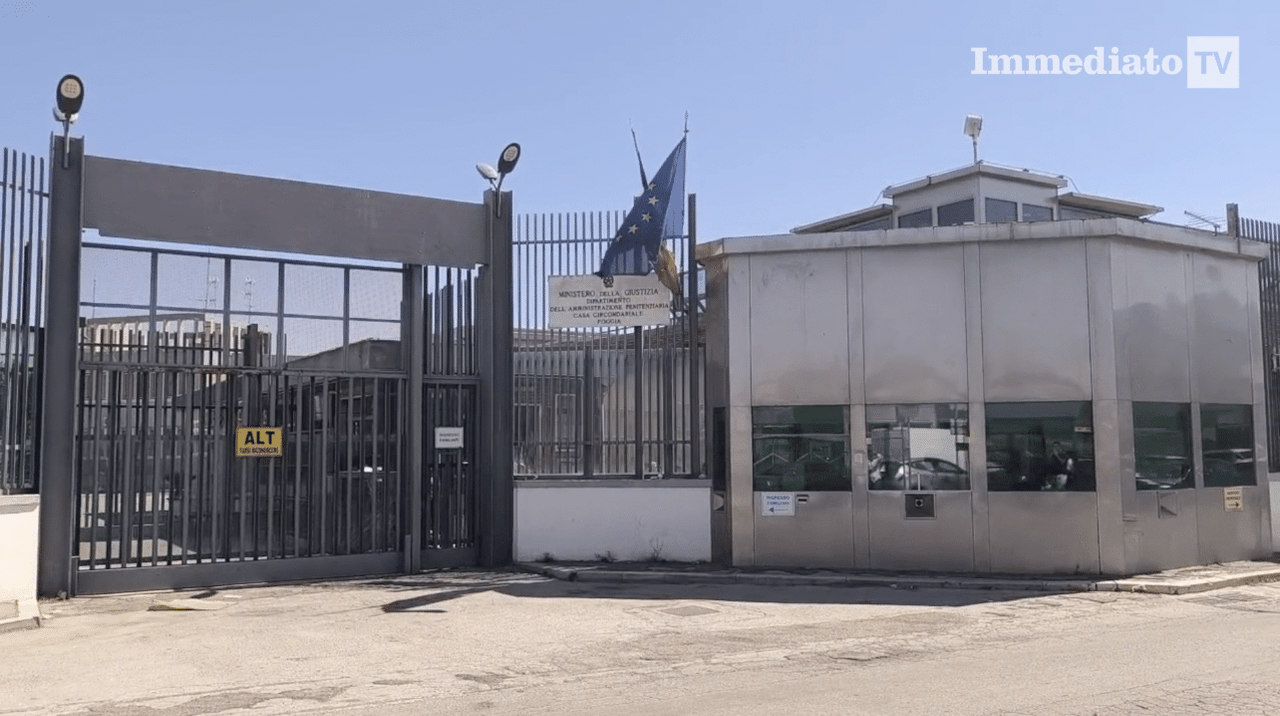 De lokale gezondheidsdienst Foggia (ASL) voert kankeronderzoeken uit in de gevangenis: Mammomobiel en Papmobiel op de binnenplaats van de gevangenis.