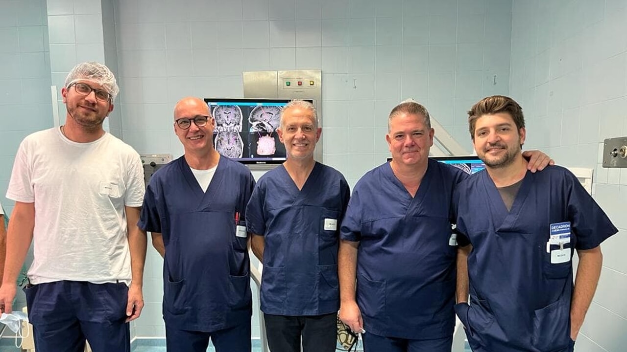 Afdeling Neurochirurgie Foggia, Dr. Colamaria: "Technologie en menselijkheid om de hersenen en de wervelkolom te behandelen en patiënten weer hoop te geven."