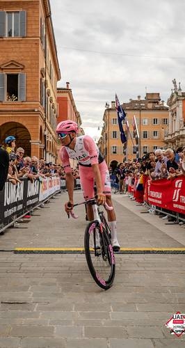 Del Toro klammert sich beim Giro an das Rosa Trikot