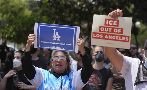 Taraftarlar, baskınlara karşı Dodgers'ı açıkça desteklemediği için eleştiriyor