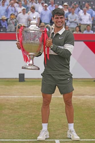 Alcaraz repete a coroa no Queen's