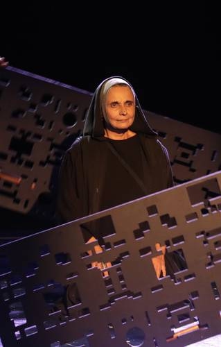 Hildegard encena uma ponte entre a Idade Média e a atual crise ecológica