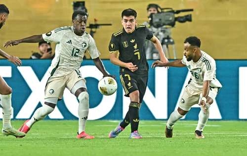 México, com Mora como titular, avança para a próxima fase