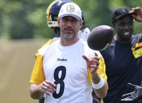 Aaron Rodgers, o último quarterback da velha guarda, começa o episódio final com os Steelers.