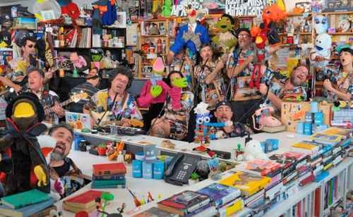31 Minutes prende in giro le politiche di Trump nella presentazione del Tiny Desk Concert