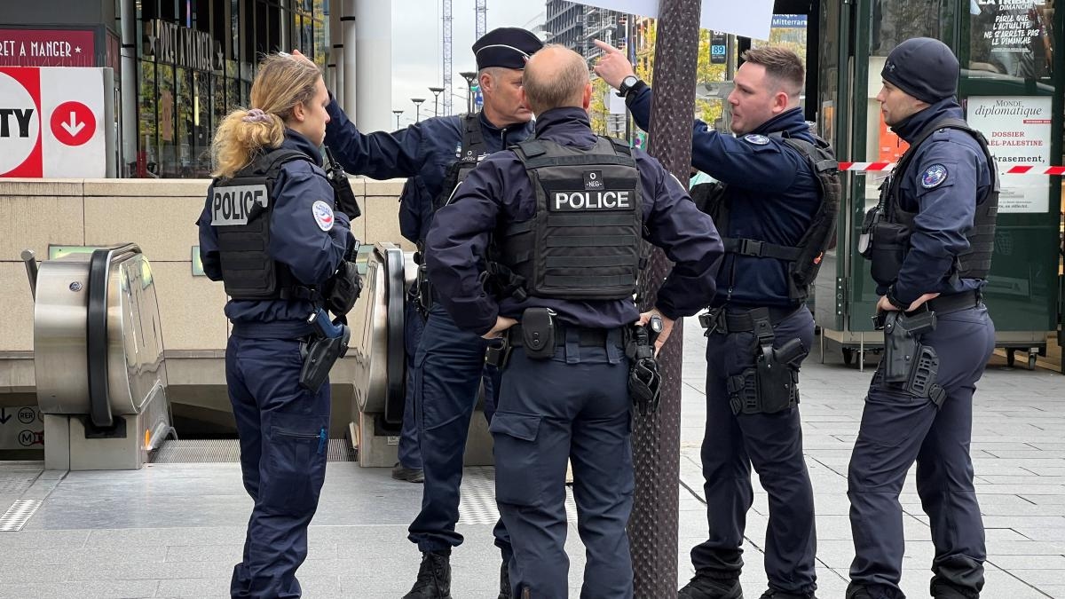 French police officers shoot dead a man armed with two knives near Paris