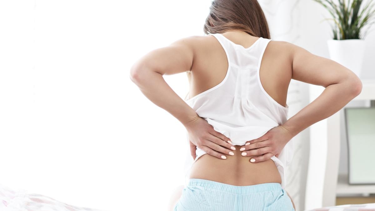 Quatro fatores principais que podem desencadear dores nas costas e o que fazer para preveni-las