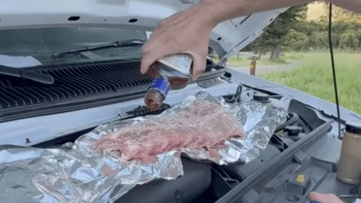 Un chef argentin profite d'un voyage de deux heures pour cuisiner de la viande en voiture avec un résultat surprenant