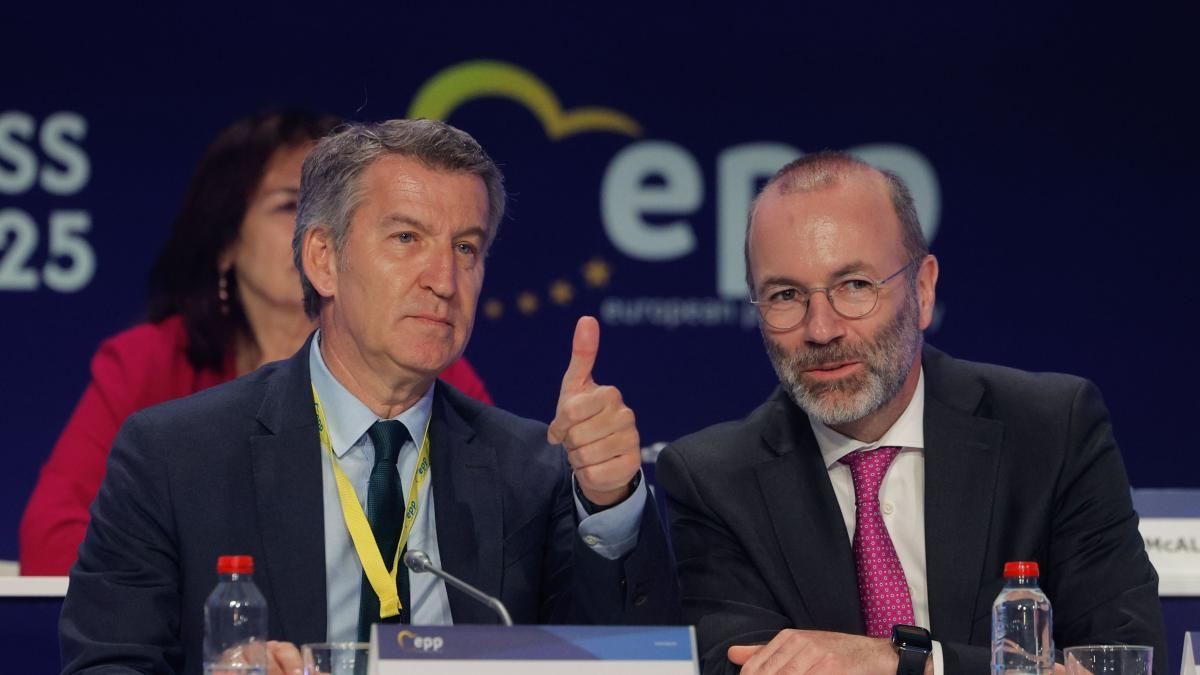 El PP trata de casar la línea centrista de su familia europea y su relación con Vox