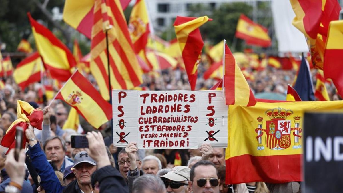Thousands of people demand Sánchez's resignation in a demonstration over the power outage