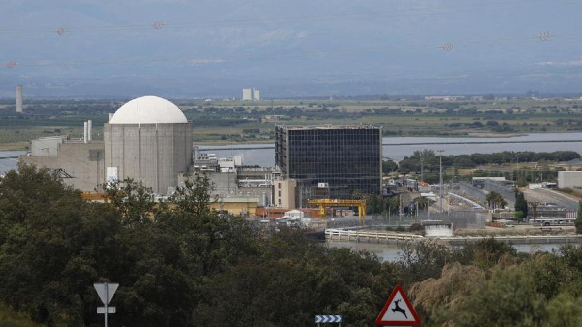 Nuclear companies are finalizing an investment that will leave Almaraz ready to operate for three more years.