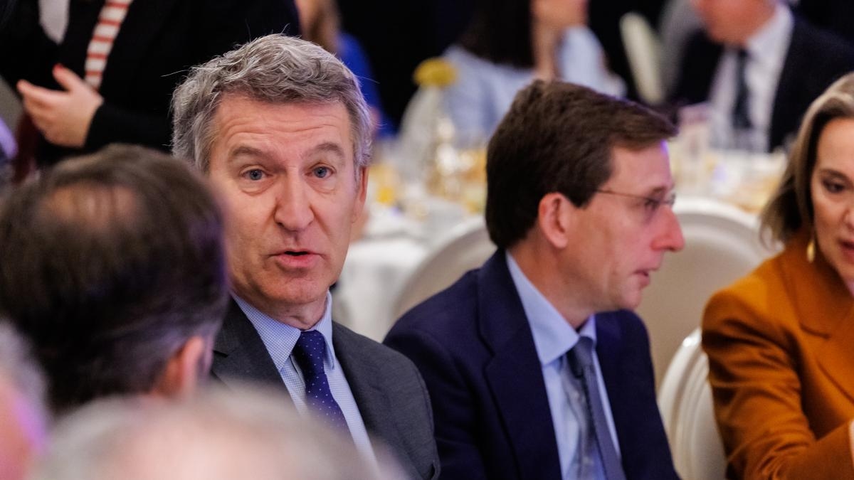 Feijóo's moderate approach strains the PP's seams at the start of its congress.