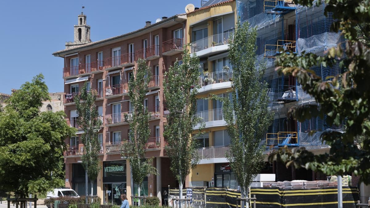 Das Wohnungsbaugesetz feiert seinen zweiten Jahrestag, während der Immobilienmarkt unter höchster Spannung steht.