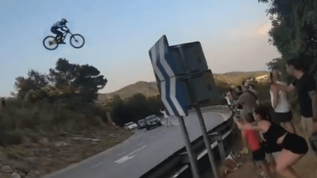 Fietserswaaghals in Badalona: schokkende sprong in het niets, met zelfgemaakte helling, over de weg die naar Montcada leidt