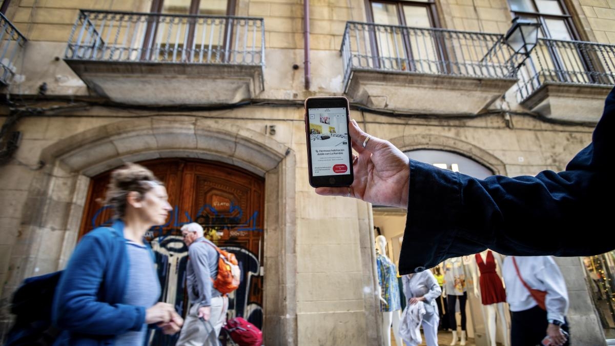 Airbnb, Booking.com e Rentalia rimuoveranno gli annunci di case vacanze non registrati.