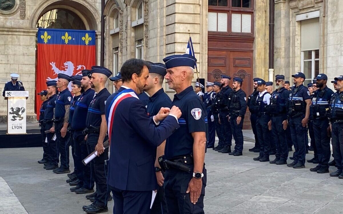 Lyon'da belediye meclisi, belediye polis memurları için üç yıllık bir "hizmet taahhüdü" sunacak.