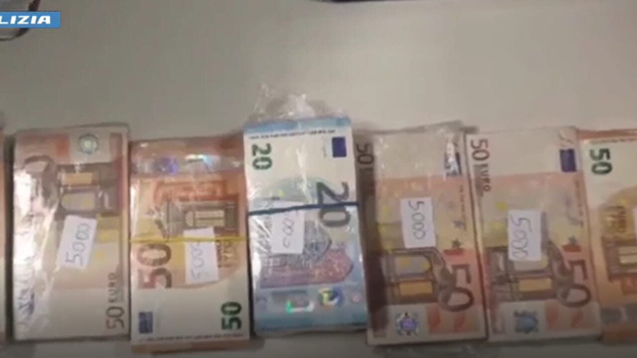 Assim, com a foto de uma nota de 5 euros, movimentaram-se 100 mil euros: como funciona o sistema de "dinheiro voador" do tráfico de drogas em Milão