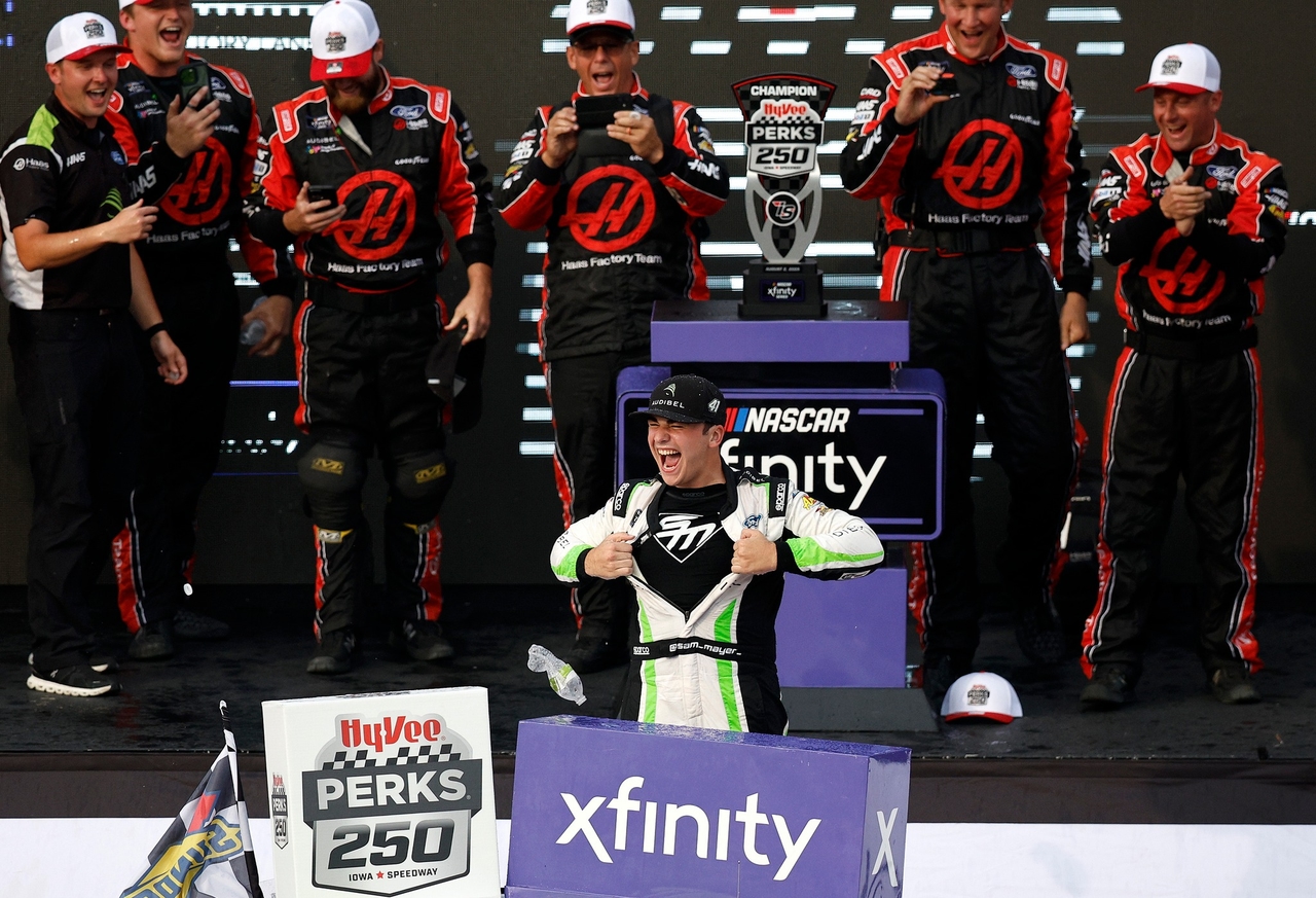 Сэм Майер одержал победу в гонке NASCAR Xfinity Series для Ford в Айове