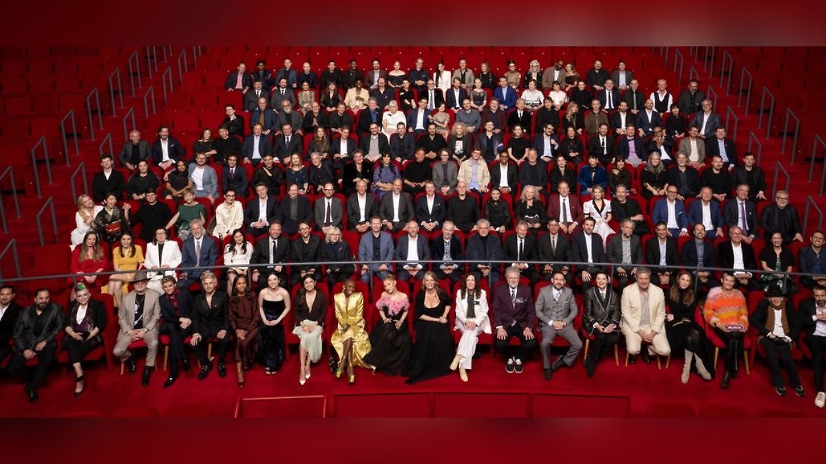 Smile please!: The Oscar stars pose for the "class photo"