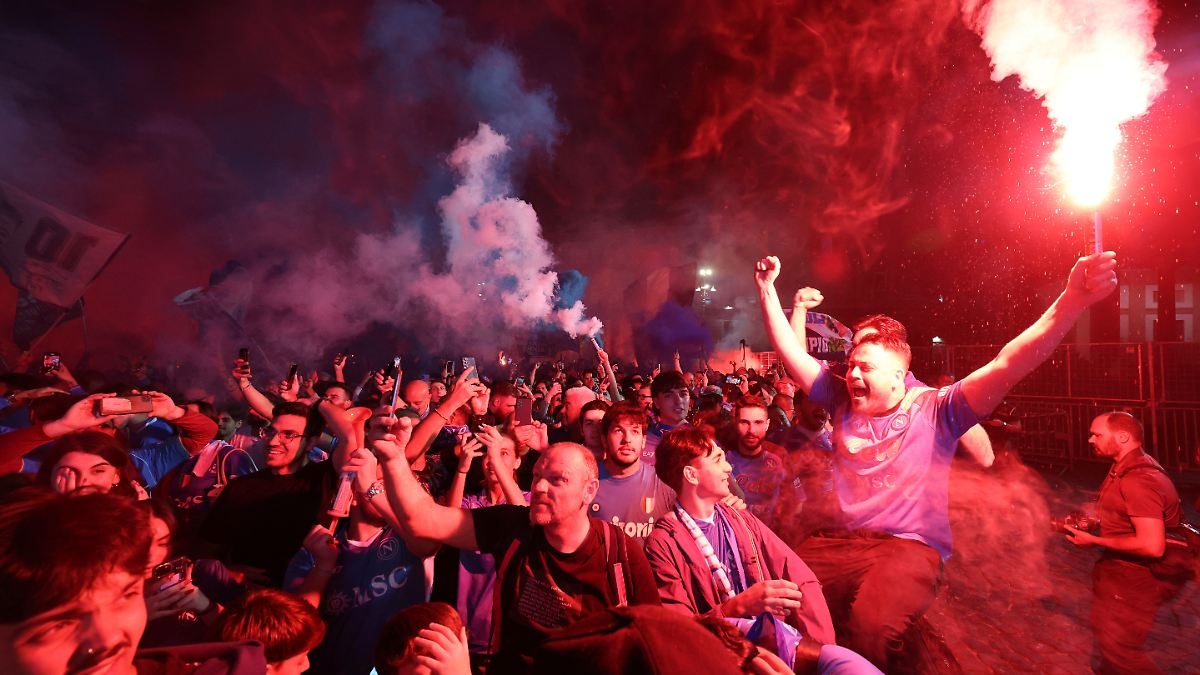 Все плотины рушатся на Версувии: SSC Napoli празднует чемпионский титул мощным пиротехническим извержением