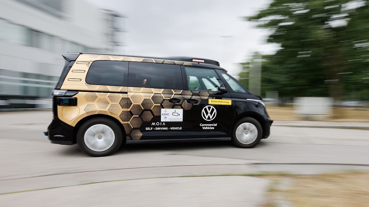 VW stellt erstes Robo-Taxi vor: Fahrerloser Bulli soll bald durch deutsche Städte rollen