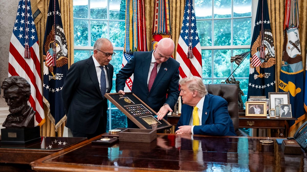 "He doesn't know what this is": Trump parades FIFA boss Infantino in the Oval Office