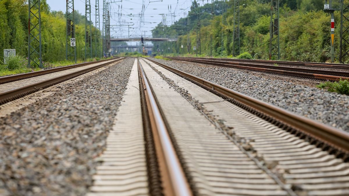 Kundaklama saldırısının ardından: Düsseldorf-Duisburg demiryolu hattı yeniden açıldı