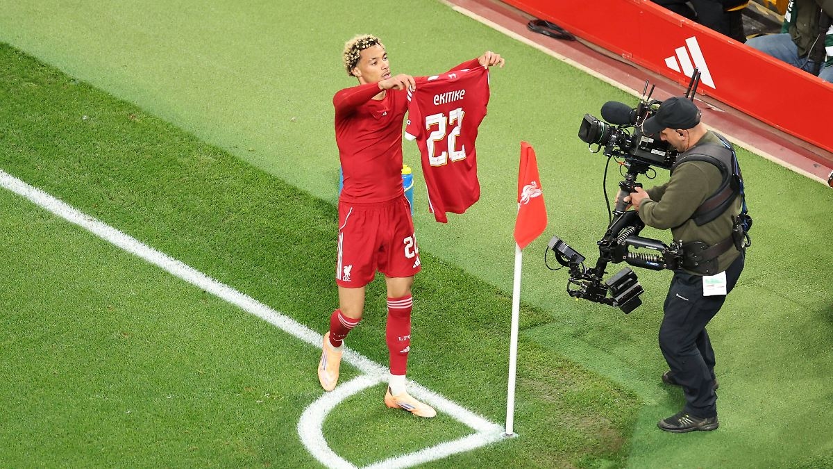Memórias do Football Manager: Técnico do Liverpool sobre Hugo Ekitiké: "Você chama isso de estúpido? Eu também!"