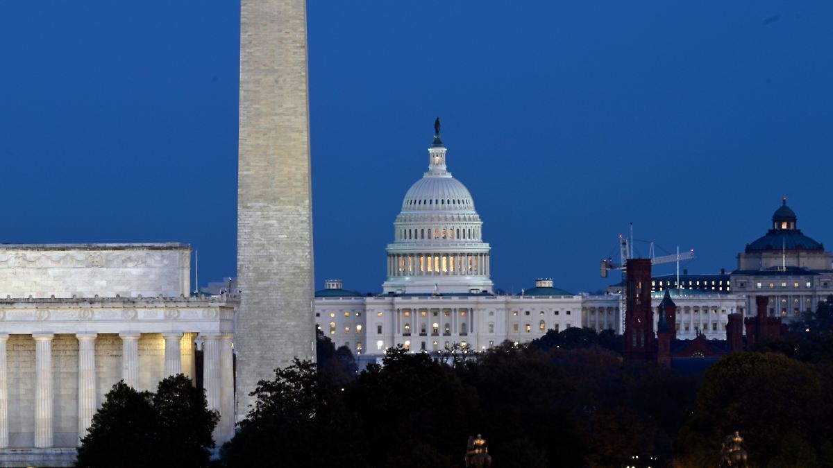 «Поворотный момент» в переговорах?: Редкая специальная сессия созвана из-за спора о бюджете США