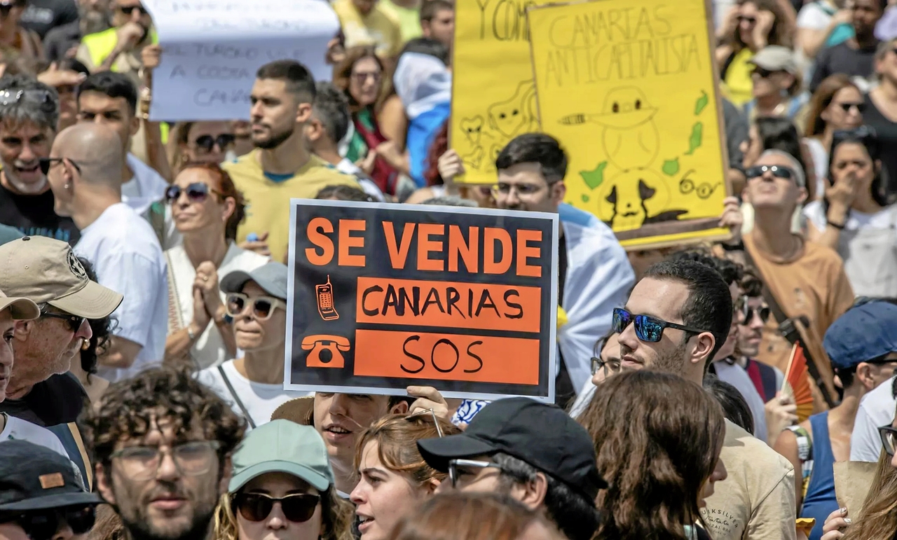 Crítica do turismo | Ilhas Canárias: Passeio marítimo transforma-se em manifestação