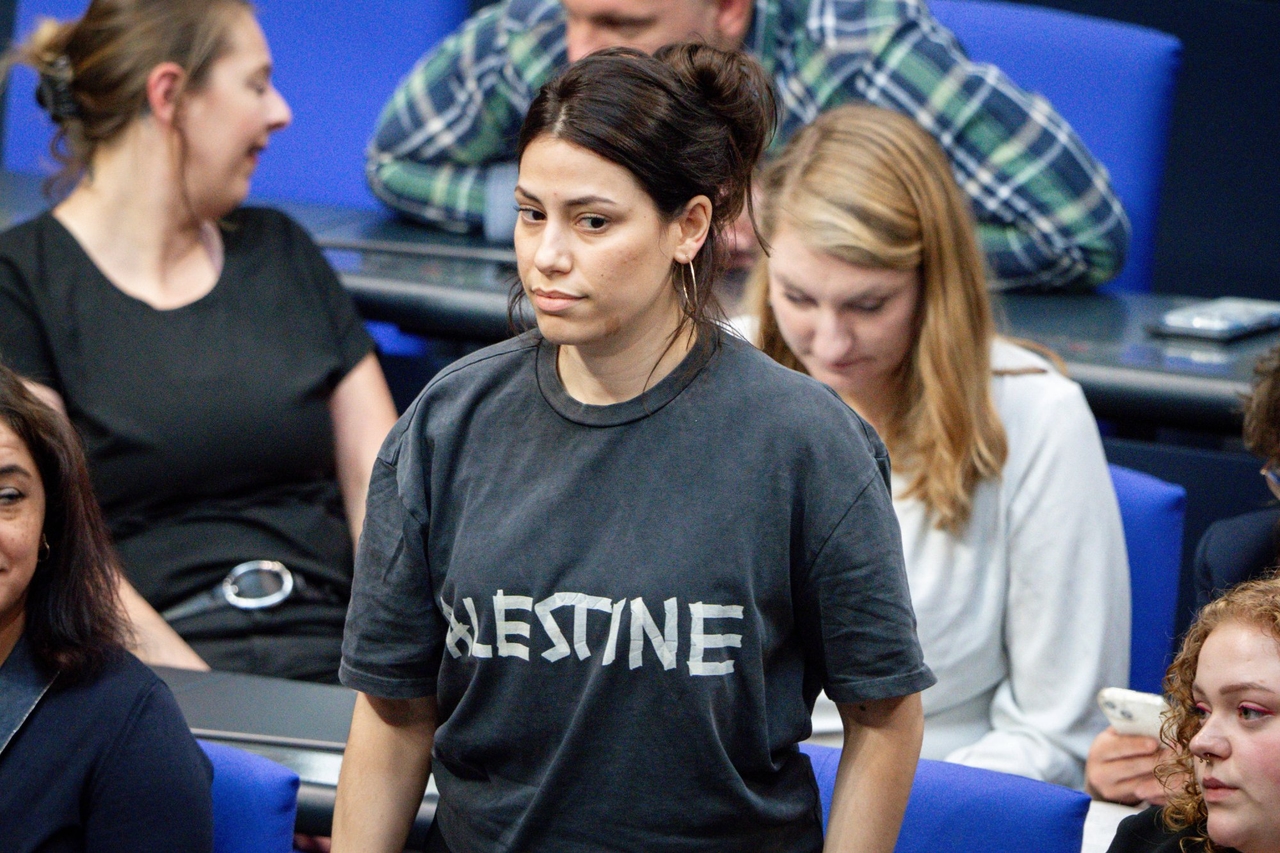 "Palestina" T-shirt | Linkspartij-parlementslid Köktürk uit de Bondsdag gezet