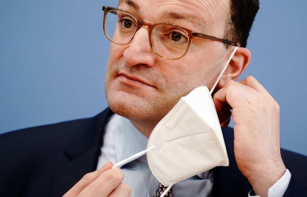 El escándalo de las mascarillas | Más de 3.000 millones de euros: 320.000 años de ingresos ciudadanos