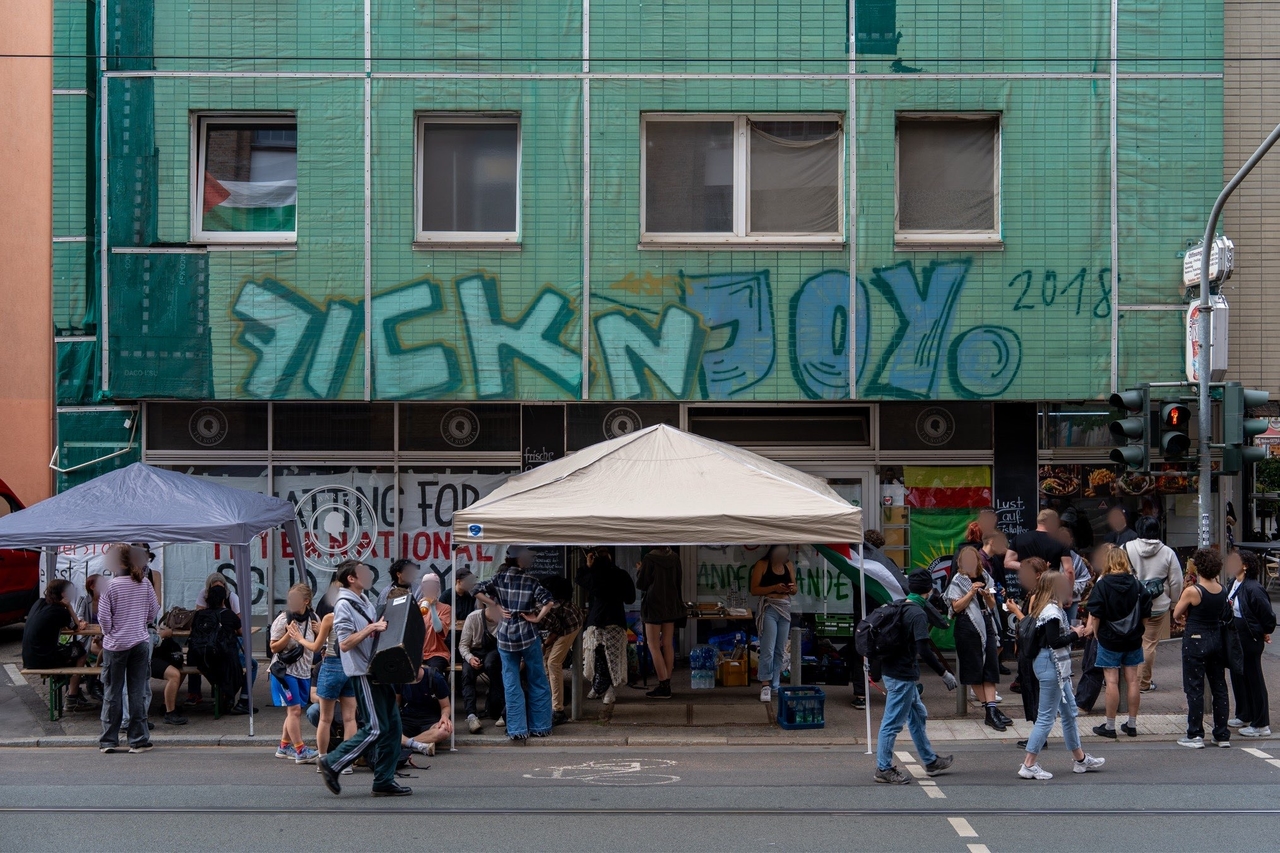 Squatting | "Internationalist Center" founded in Frankfurt's Gallus district