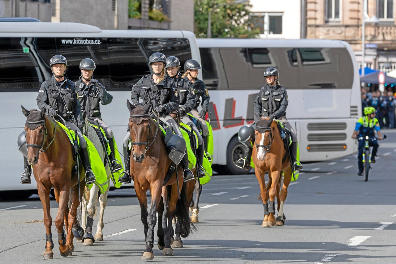 Controversiële operatie | Politiepaarden en wapenstokken tegen Antifa in Neurenberg