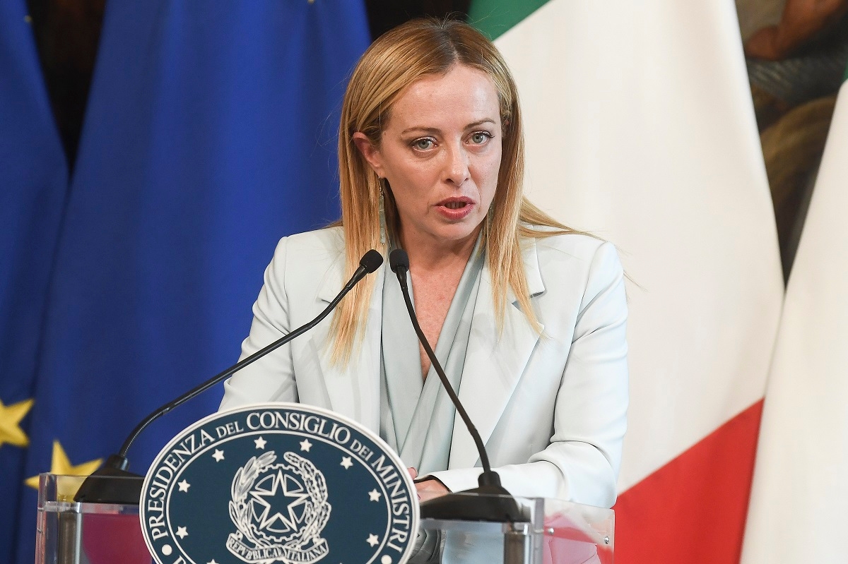 Sociale beledigingen aan het adres van de dochter van Giorgia Meloni: de auteur en het antwoord van de premier