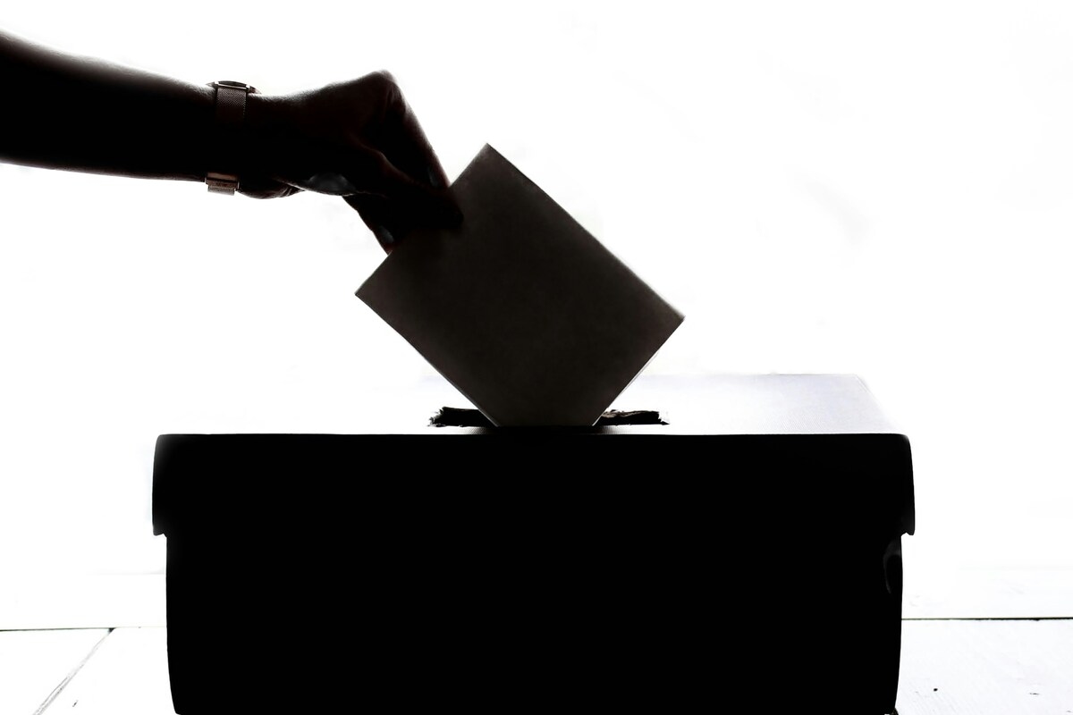 Referendum, Calenda blamiert sich im Wahllokal: Seine Wahlkarte blockiert seine Stimme