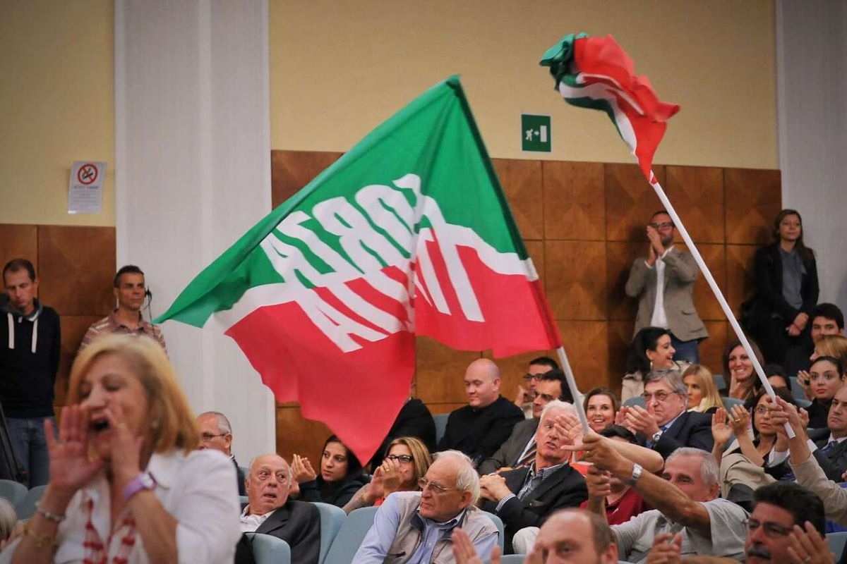 Forza Italia, el nuevo representante juvenil critica duramente a Vannacci: "General de la cobardía".