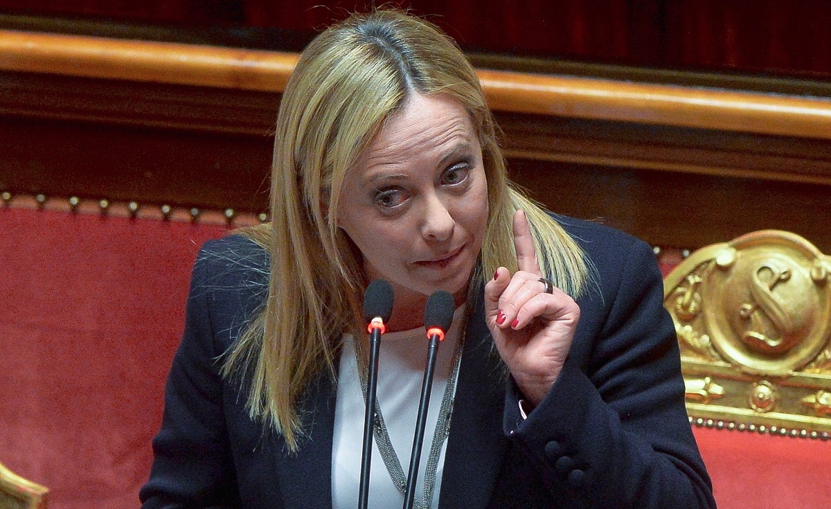 Meloni lancia un duro attacco alla sinistra: “Non ci battete in patria e ricorrete ai giudici stranieri”