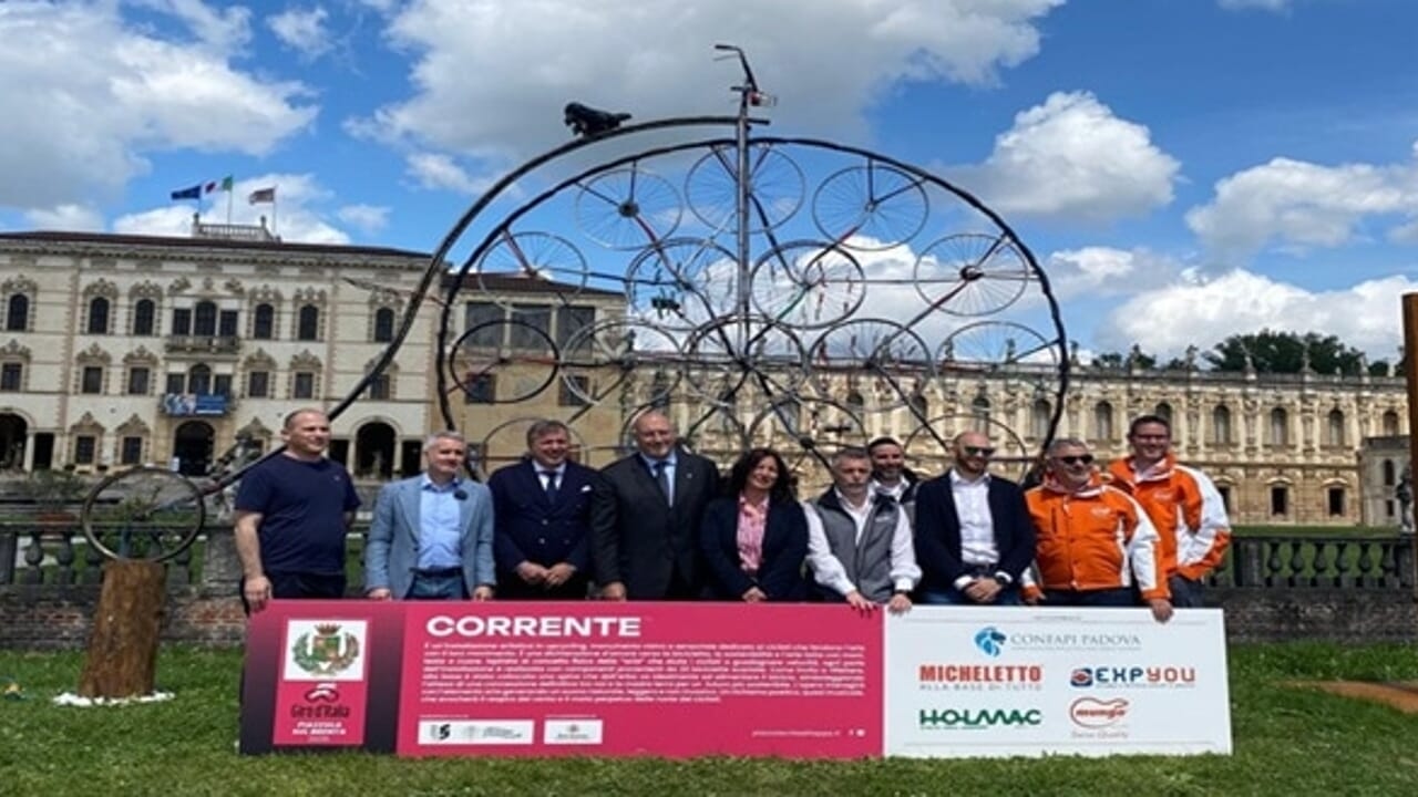 Warten auf den Giro d'Italia: Der „Corrente“ kommt in Piazzola sul Brenta an